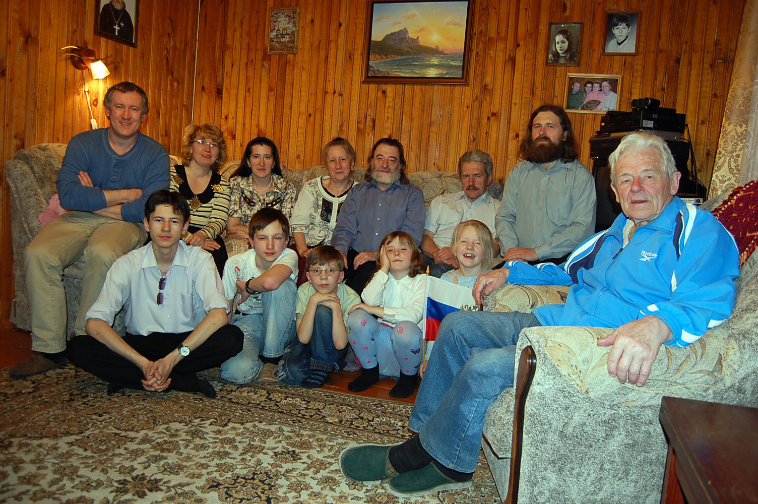 Сбор семьи Кёнеманов дома у отца Сергия Казакова в Анискино, 2008